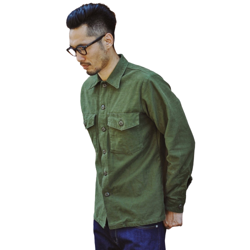 Camisa color verde militar hombre