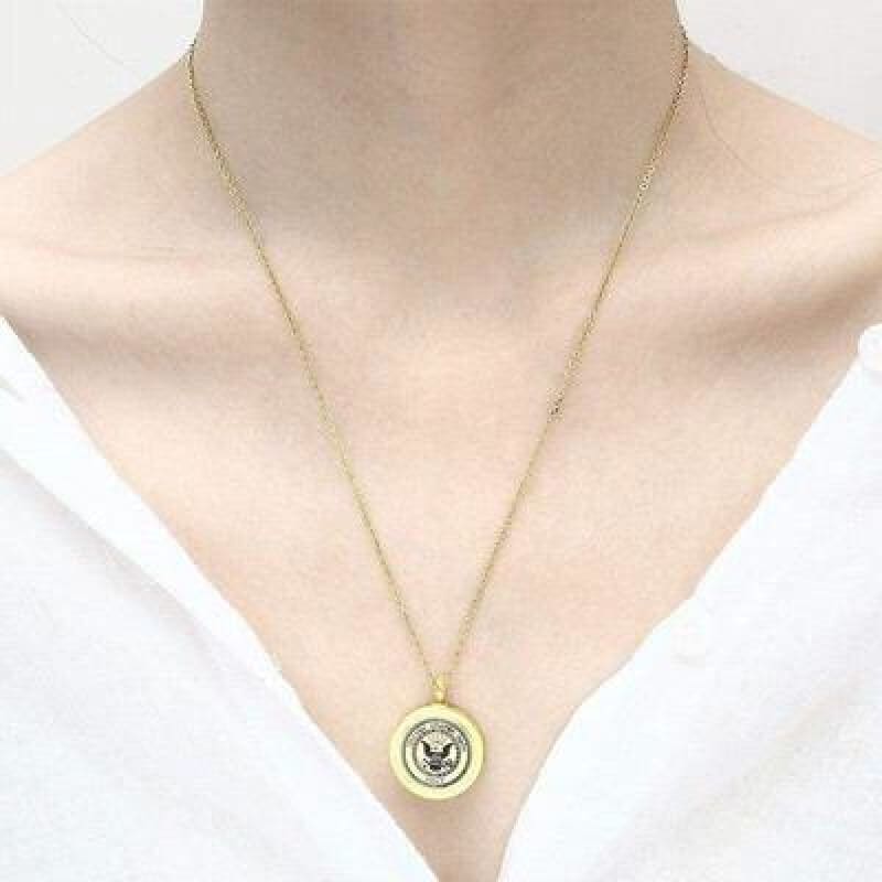Collar con chapa militar
