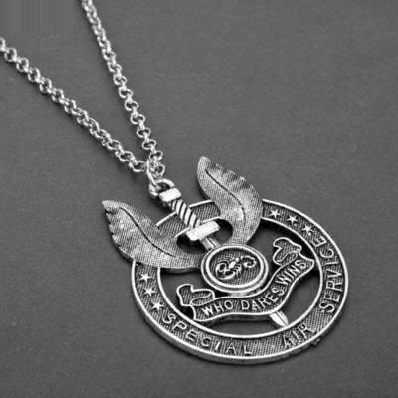 Collar con placa militar