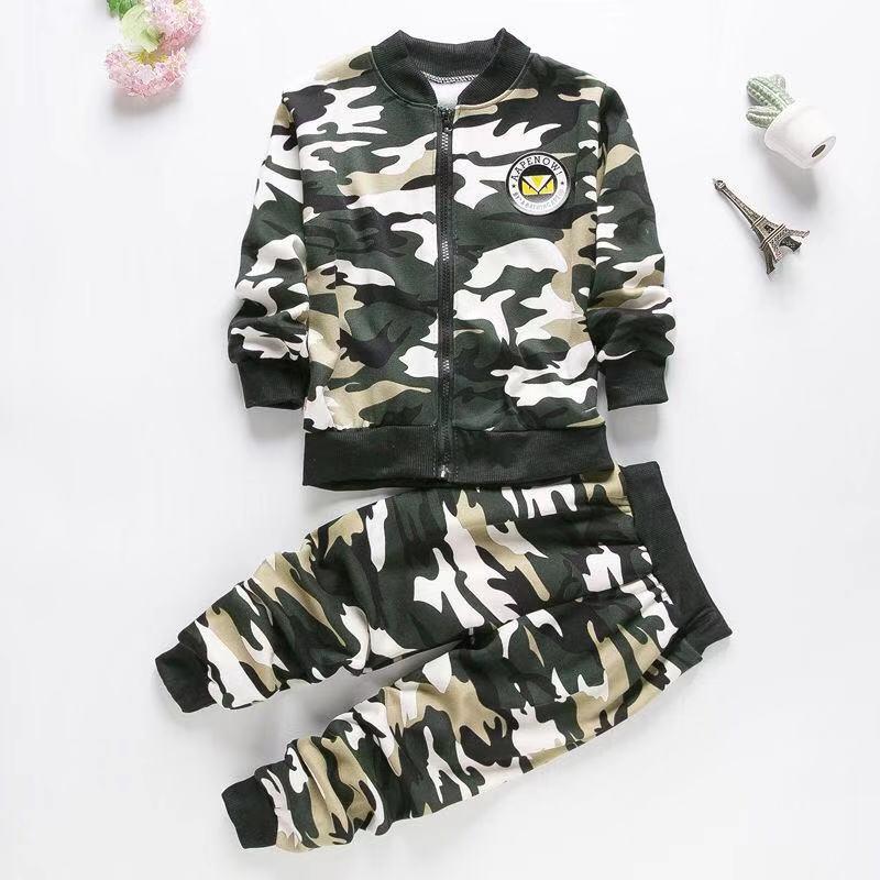 Jerseys al estilo militar con pantalones negros chicos