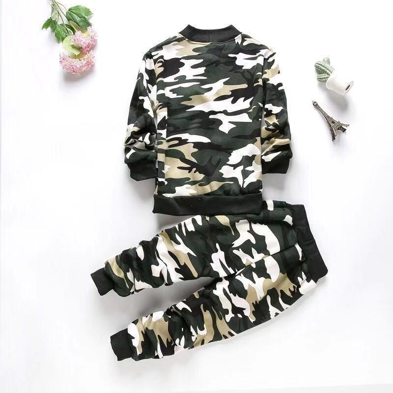 Jerseys al estilo militar con pantalones negros chicos