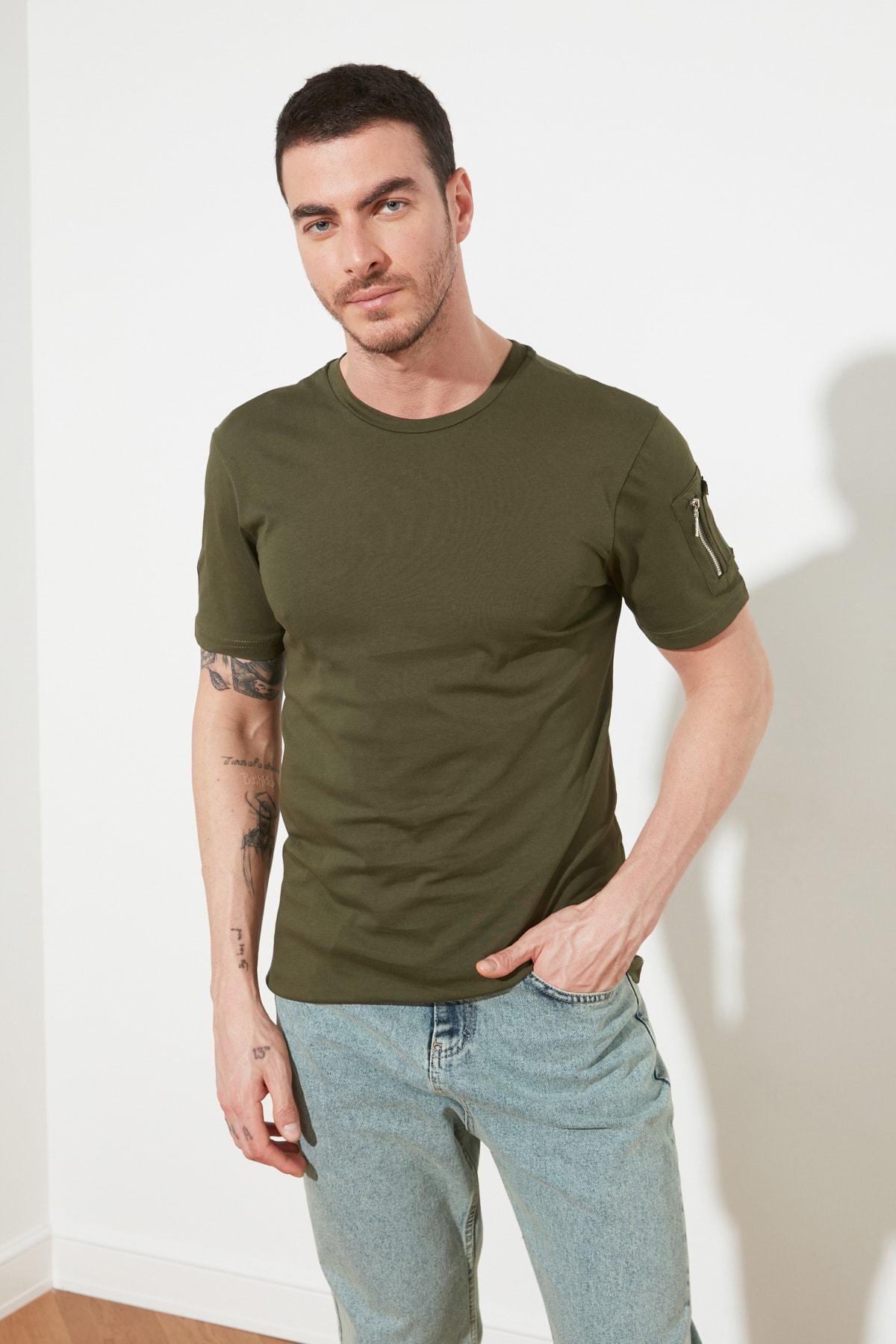 Militares con la camiseta blanca